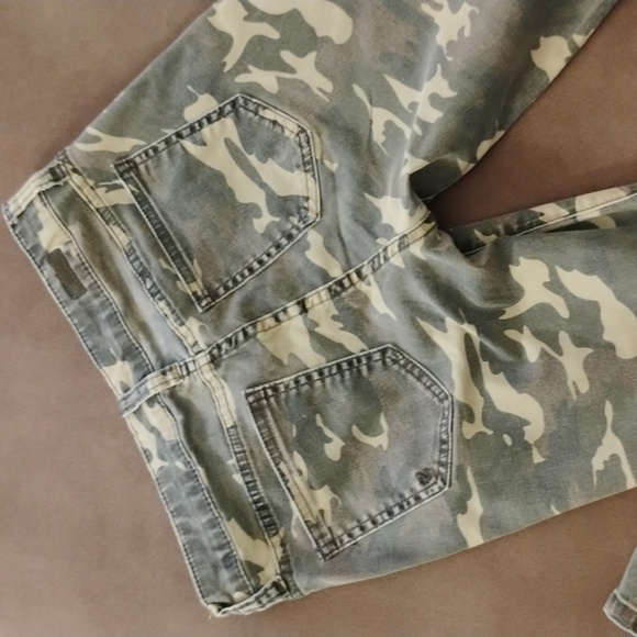 Kut From The Kloth Distressed Camouflage Jeans - Picture 4 of 12